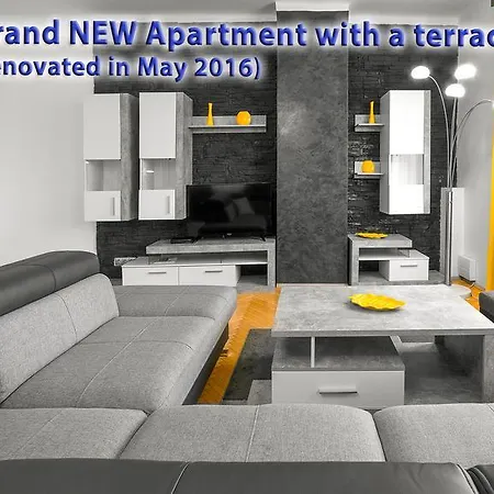 Astra 3 - Large With Terrace Apartament
